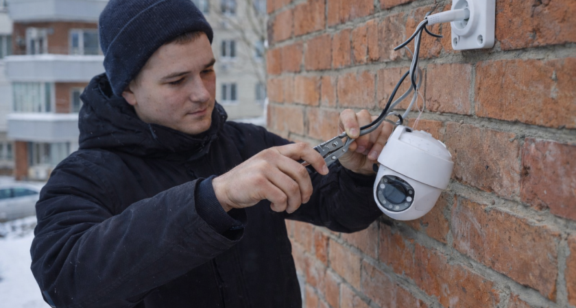 В Саранске мужчина срезал камеру видеонаблюдения и сам попал в кадр
