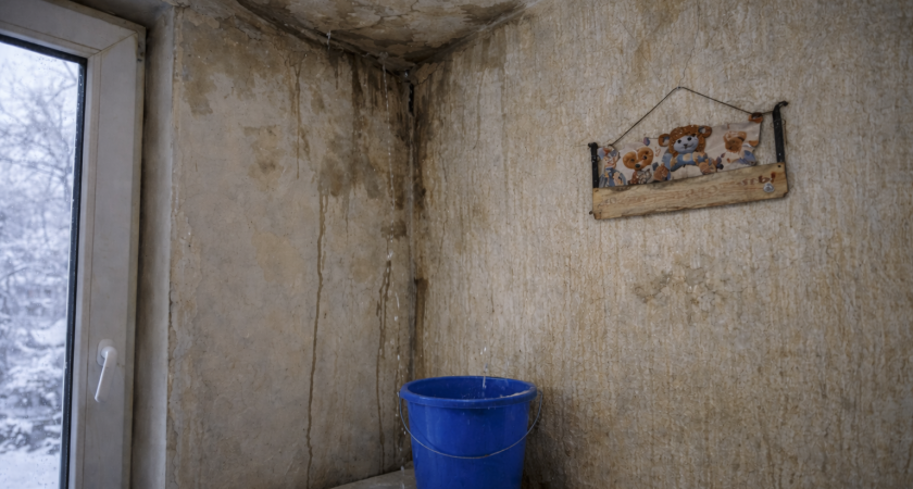 В Саранске дом заливает уже две недели: жильцы боятся замыканий и обрушения крыши