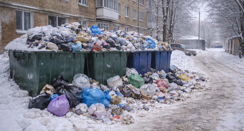 В Саранске четыре дня не вывозили мусор с Коммунистической улицы