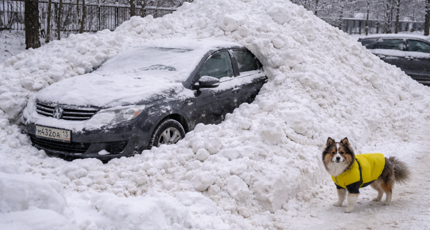 В Саранске автомобиль засыпали снегом во время уборки