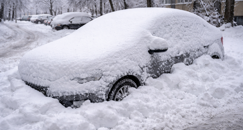 В Саранске после уборки снега тракторы засыпают машины и выезды