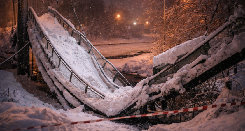 Подвесной мост обрушился из-за снега в Саранске
