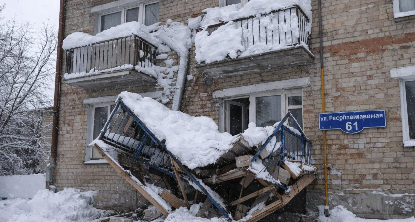 На улице Республиканской в Саранске обрушился балкон после снегопада