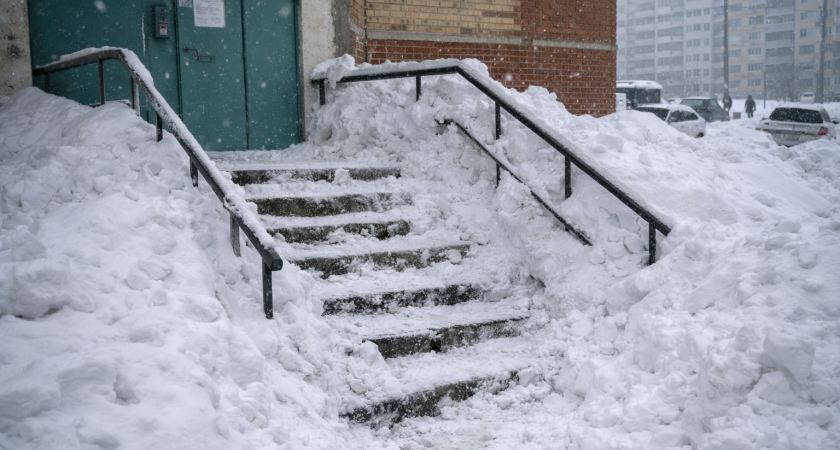 Лестницы не чистят от снега: жители дома в Саранске бьют тревогу