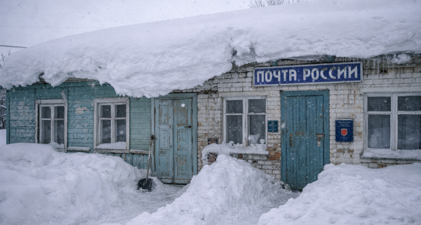 В Саранске жильцы просят Почту России убрать снег с аварийной крыши