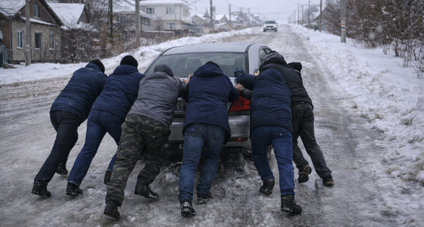 В Саранске водители помогли женщине выбраться из снежной ловушки