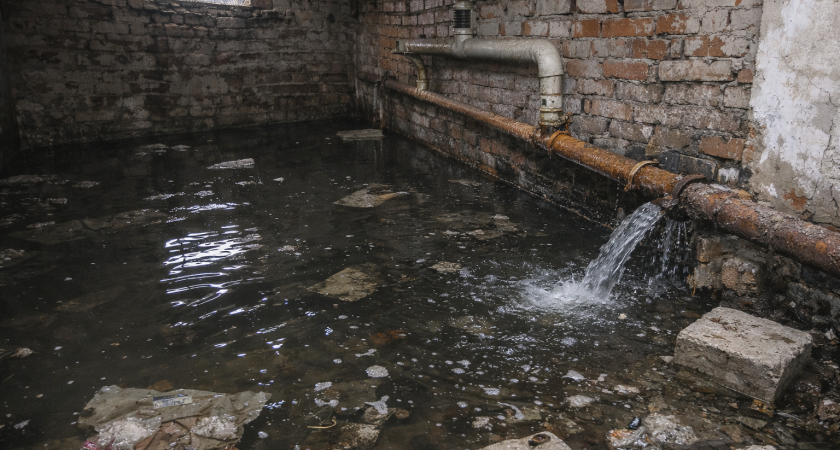 В Саранске на улице Федосеенко уже две недели затоплен подвал жилого дома