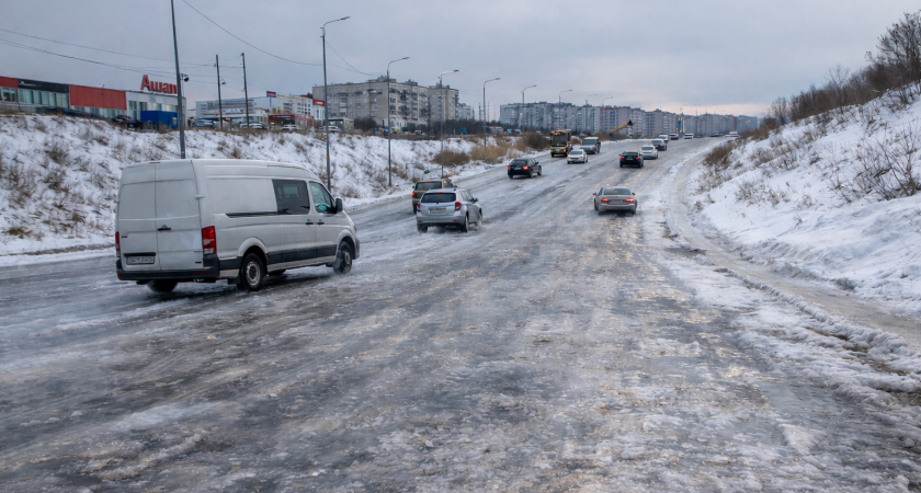 В Саранске автомобили не могут подняться в гору на Лямбирском шоссе из-за гололёда