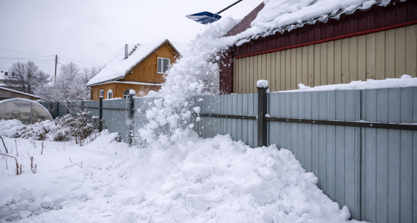 Снег в чужой огород: в Рузаевке соседи не поделили сугробы