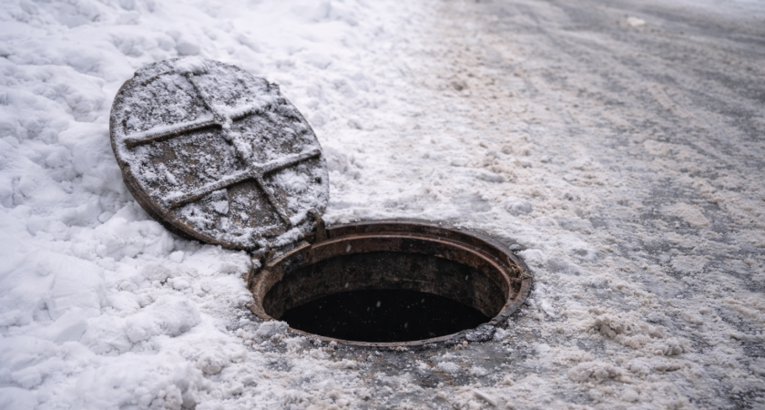 На улице Терешковой в Саранске обнаружен открытый люк рядом с лицеем