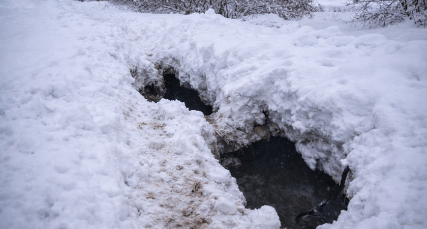 В Рузаевке рядом с дорогой образовались глубокие провалы