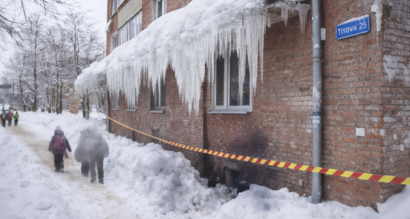 В Саранске после жалобы оперативно убрали опасную наледь