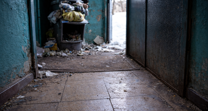 Жители Саранска пожаловались на заваленный мусоропровод и грязь во дворе