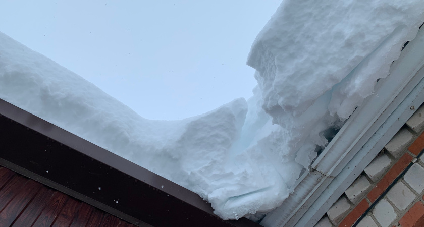 Саранчан просят проявить понимание во время уборки снега с крыш