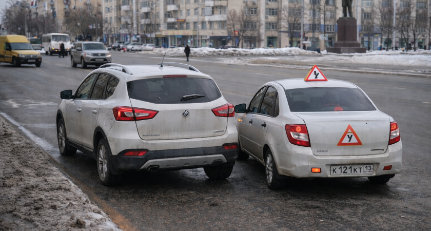 «Так учат водить?»: в Саранске автошколу заметили за нарушением ПДД