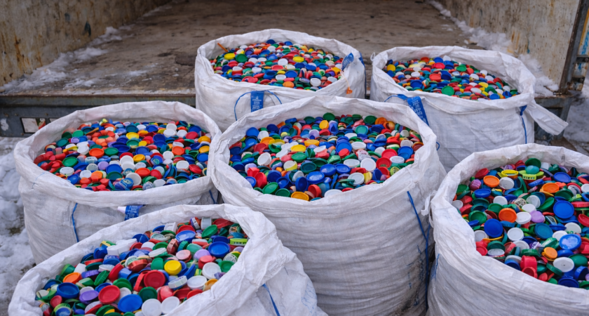 Школьники Мордовии собрали 5 тонн пластиковых крышек для переработки