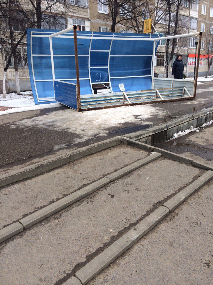 В Саранске порывом ветра снесло автобусную остановку
