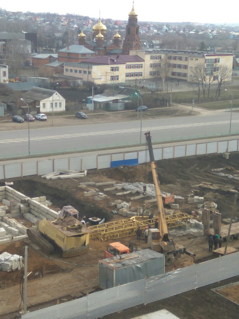 Сильный порыв ветра обрушил строительный кран в Саранске