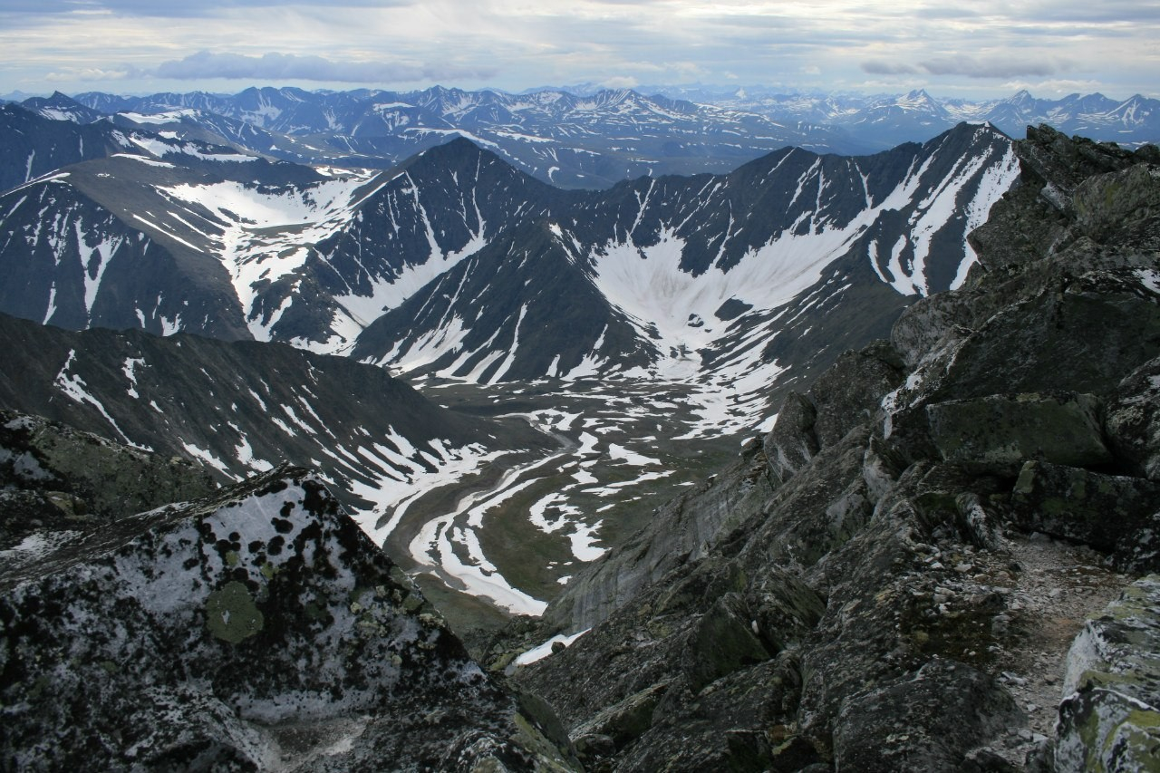 Скончались альпинисты, которые сорвались при восхождении на Эльбрус