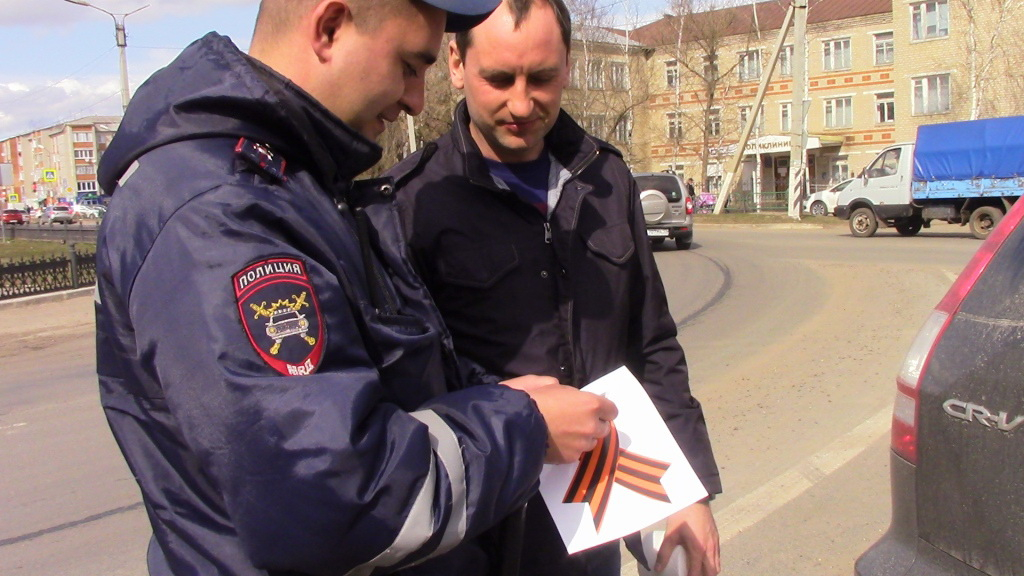 В Мордовии инспекторы ДПС вручают водителям георгиевские ленточки