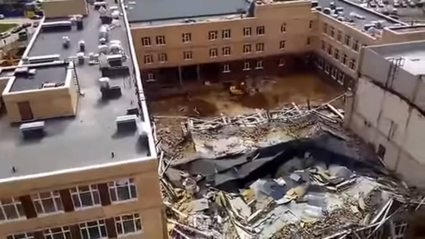 В результате обрушения корпуса школы под Санкт-Петербургом погиб мужчина
