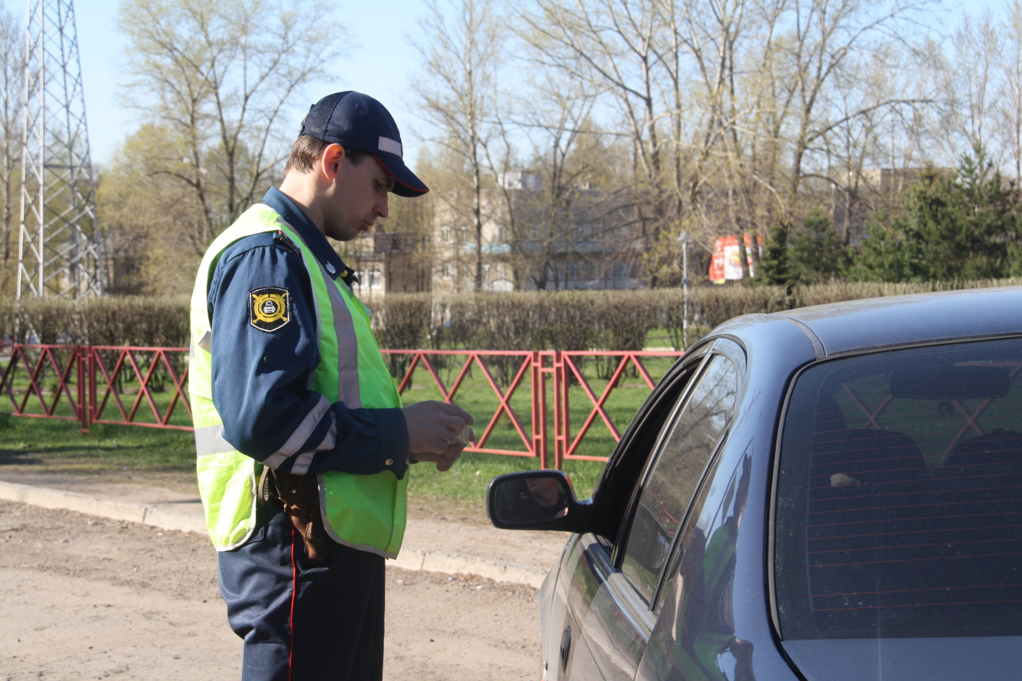 В Вологде пьяный лихач протащил инспектора ГИБДД по дороге, держа за руку