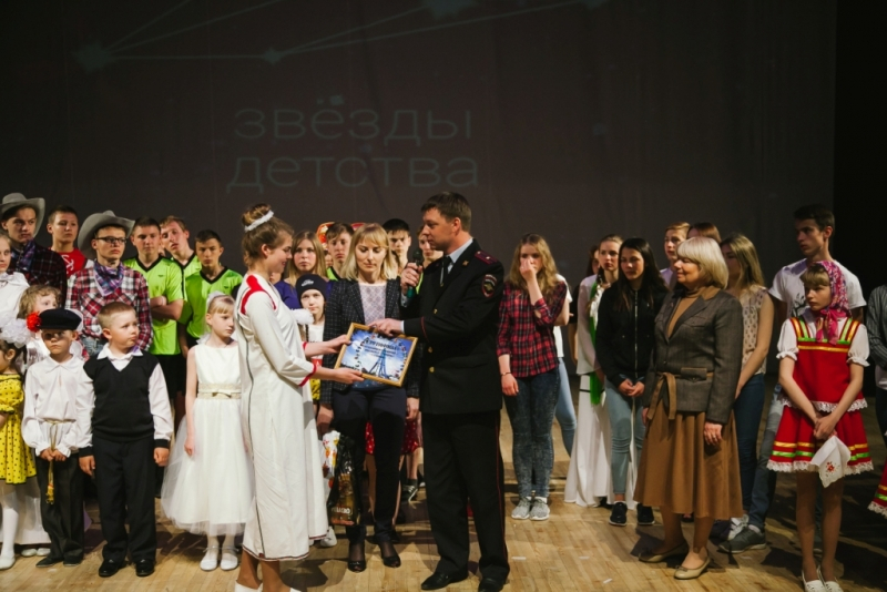 Сотрудники полиции Мордовии поздравили участников фестиваля «Звезды детства»