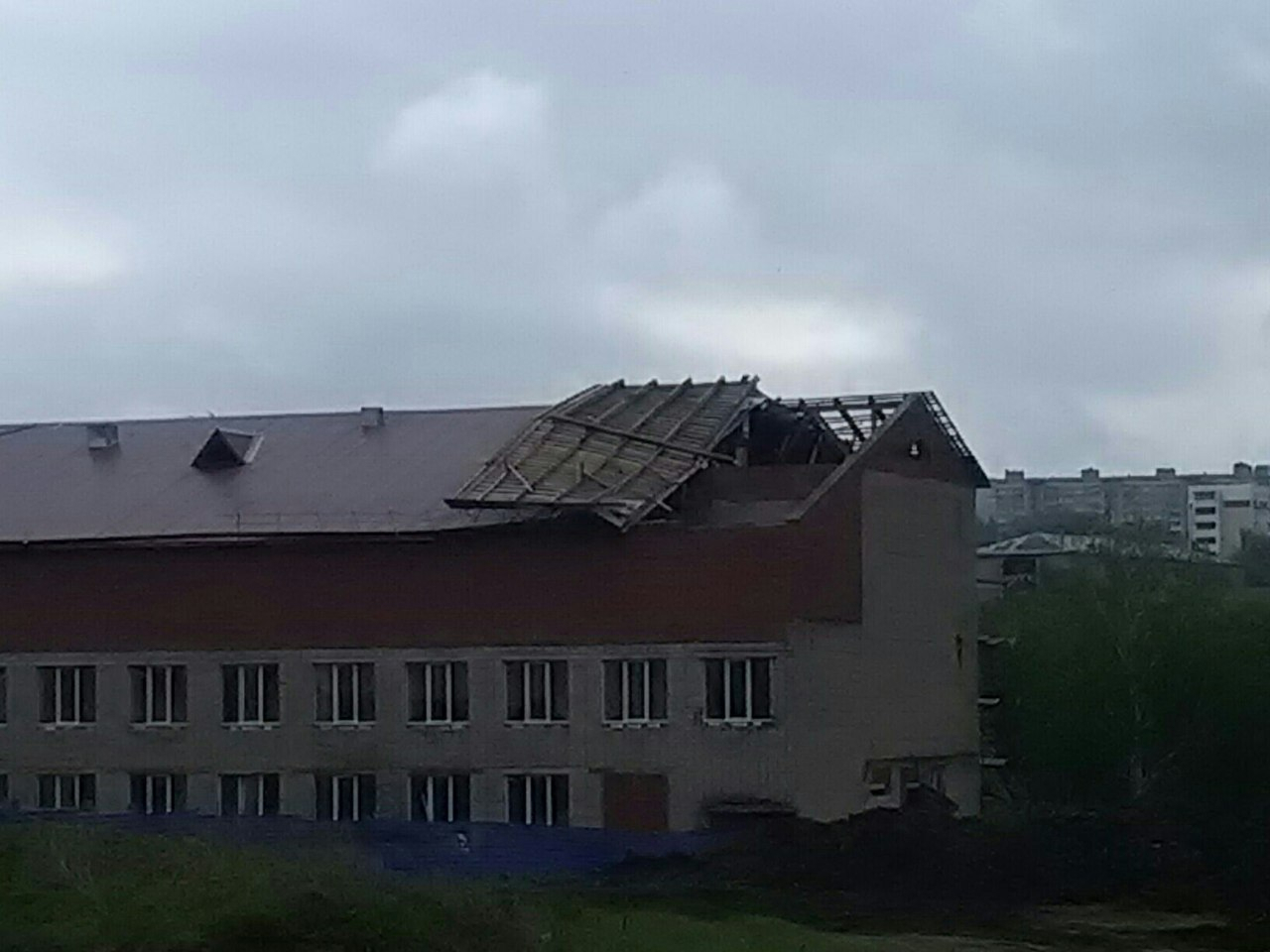 В Саранске ураган снес крышу школы