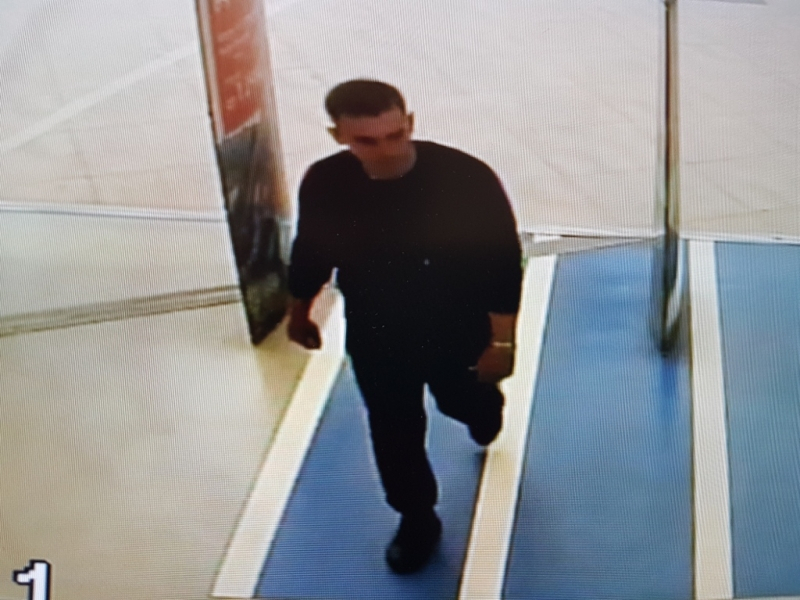 В Саранске разыскивают мужчину, который вынес из магазина джемпер и кроссовки
