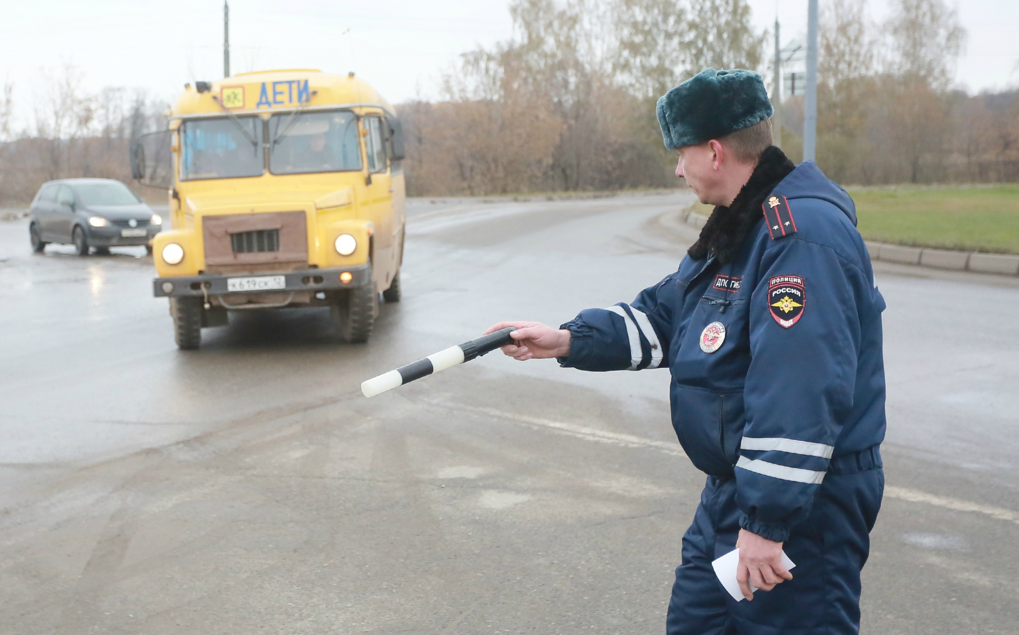 Ростовские полицейские задержали пьяного водителя, который перевозил 15 детей
