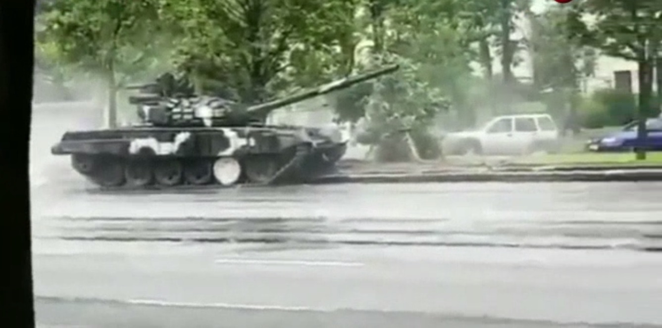 Танк врезался в столб на репетиции парада в Минске