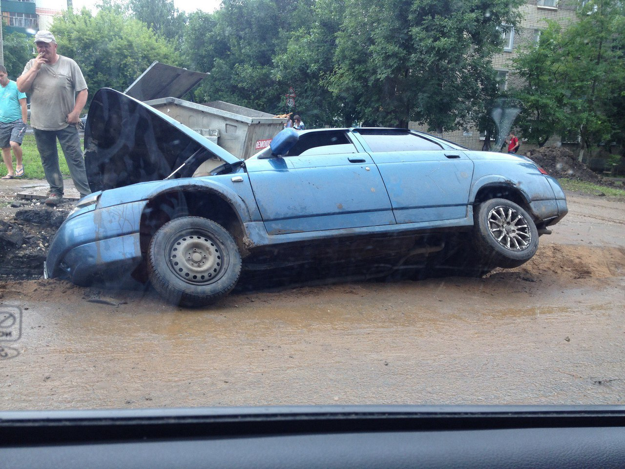 В Саранске автомобиль провалился в яму и практически полностью ушел под землю