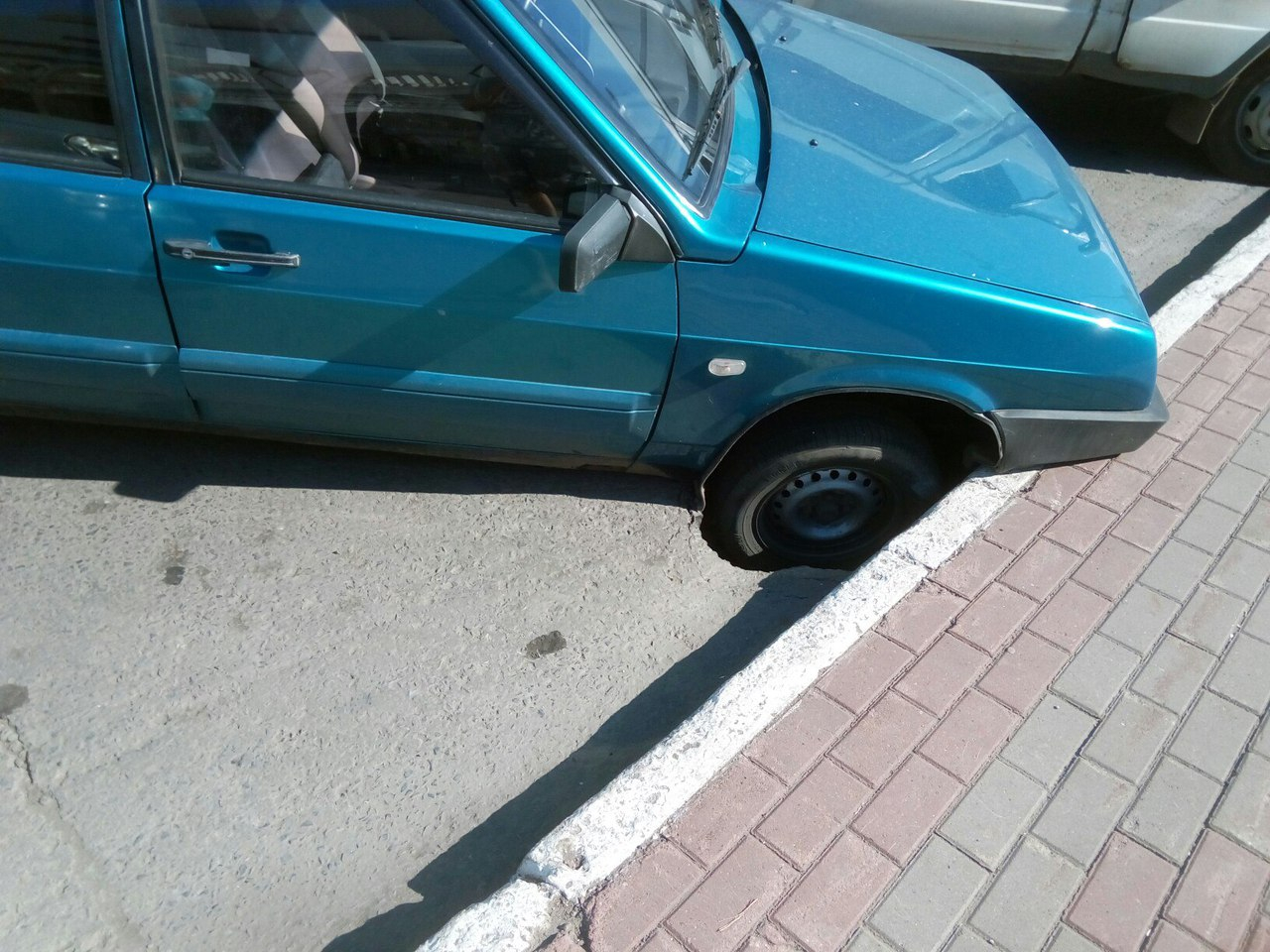 В центре Саранска припаркованный автомобиль практически ушел под землю
