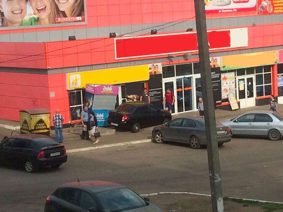 В Саранске автоледи на «Гранте» протаранила киоск на рынке