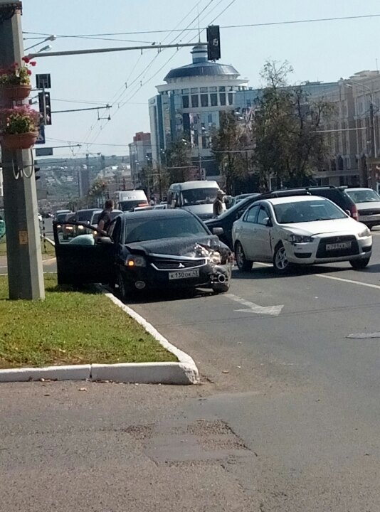 В центре Саранска столкнулись сразу три автомобиля