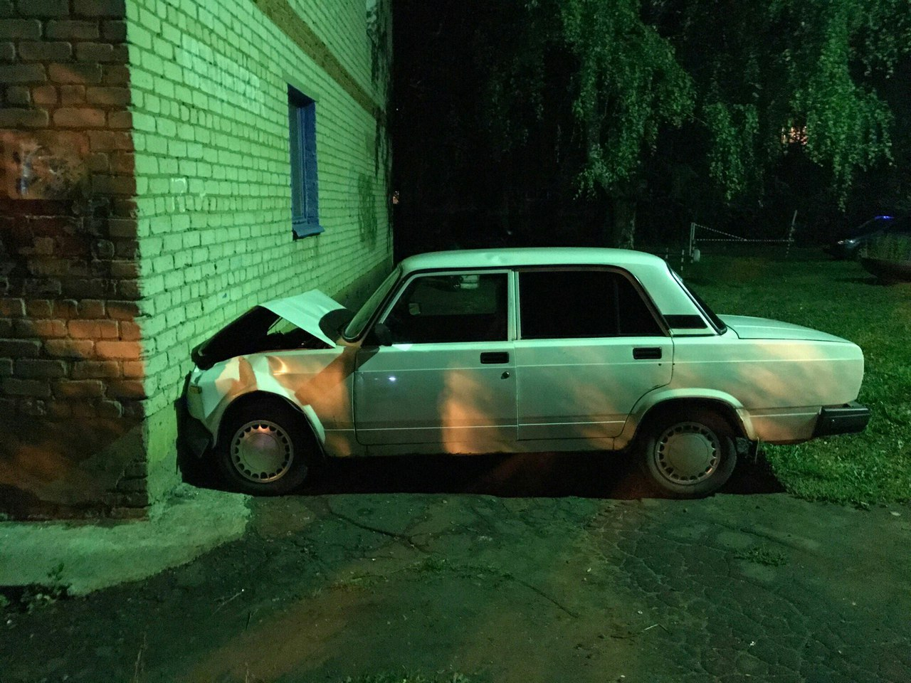 Житель Мордовии угнал чужой автомобиль в врезался в стену жилого дома