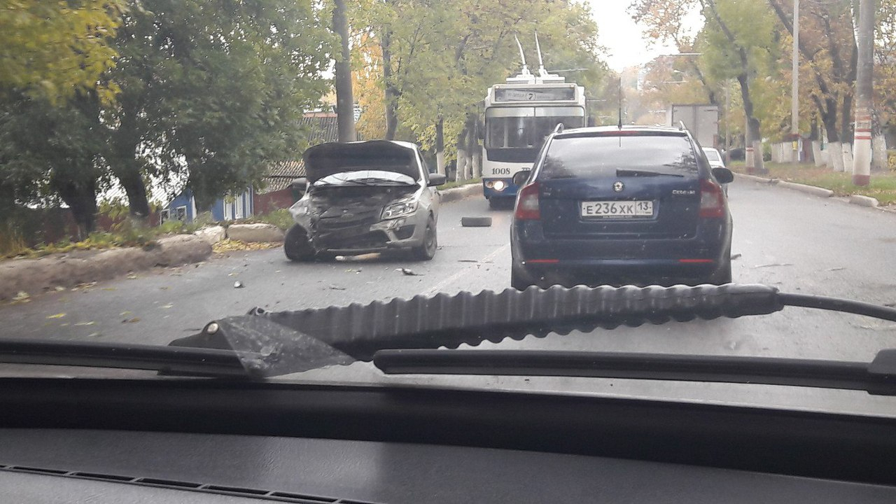 В Саранске столкнулись пассажирский микроавтобус и легковушка
