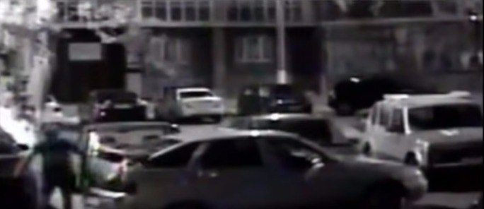 В Саранске неизвестный мужчина сливает бензин у автовладельцев