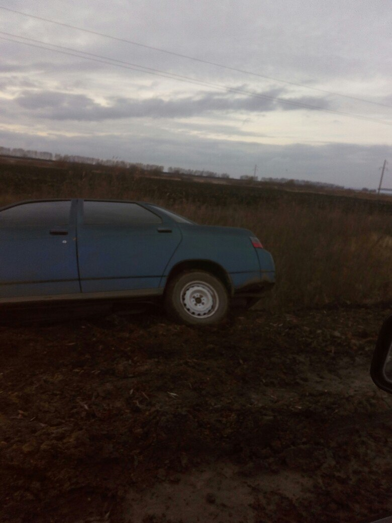 В Мордовии плохая дорога «выкинула» автомобиль в кювет?
