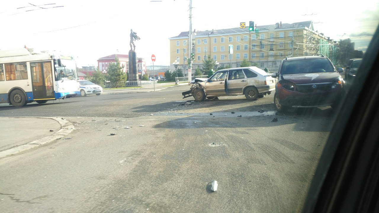 В центре Саранска столкнулись легковушка и такси (ФОТО)