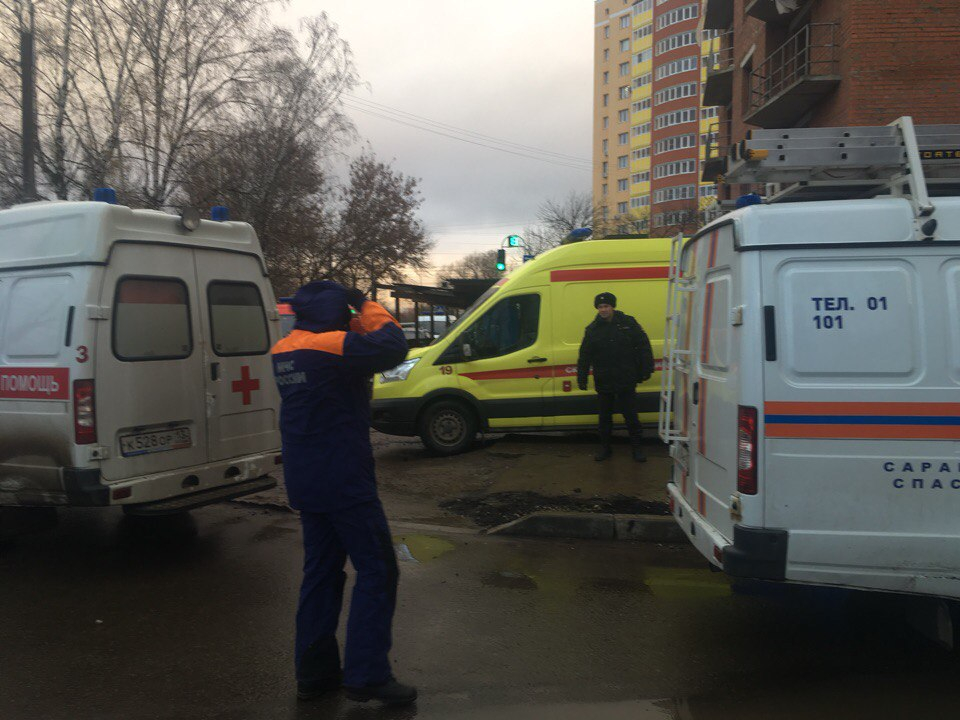 Обрушение новостройки в Саранске: Под завалами осталась женщина