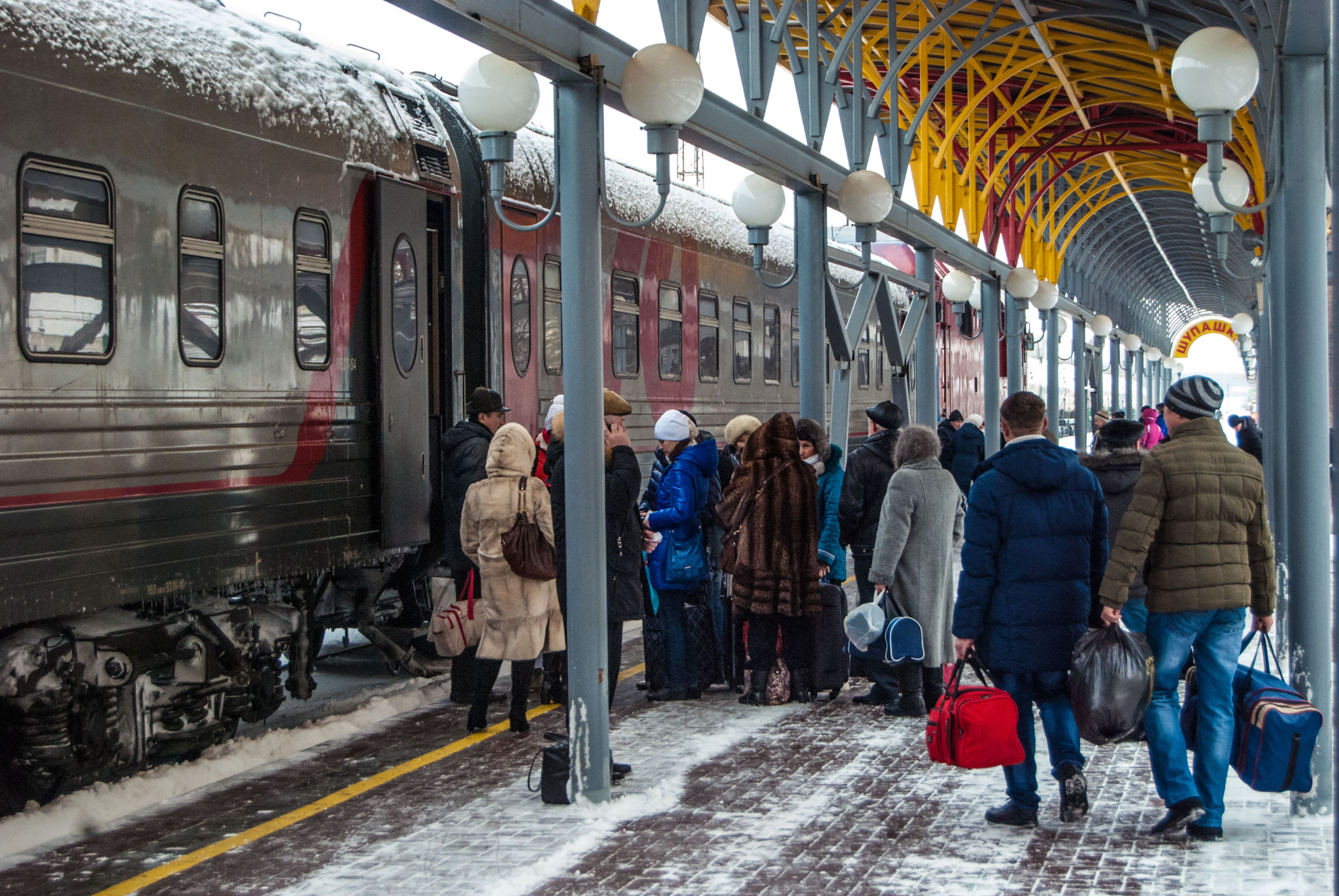 Люди на вокзале зимой