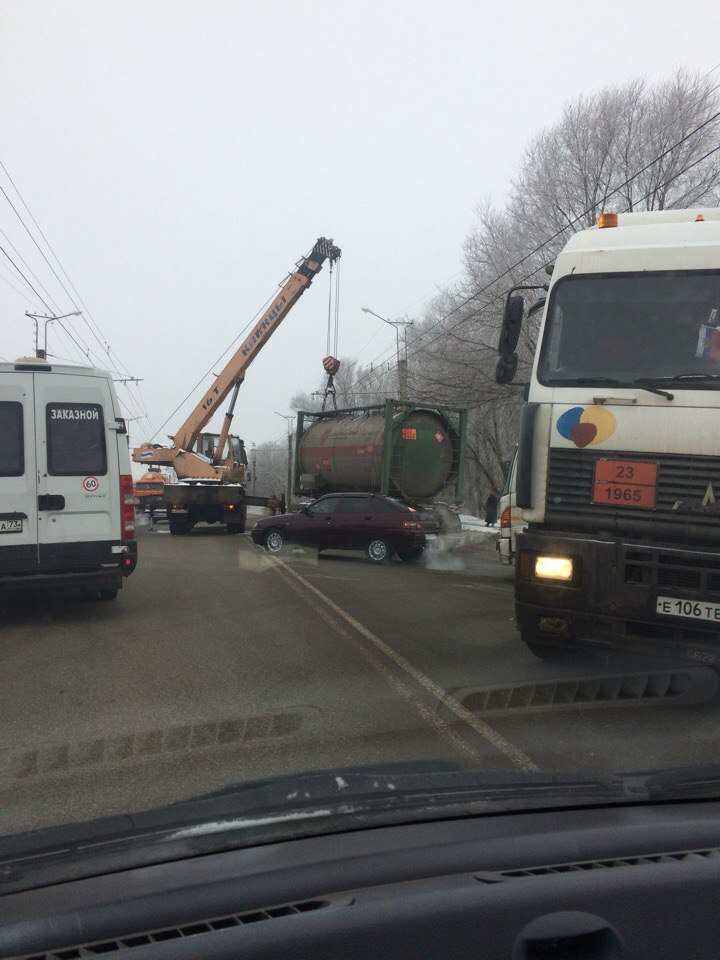 В Саранске из-за гололеда едва не перевернулся большегруз с цистерной