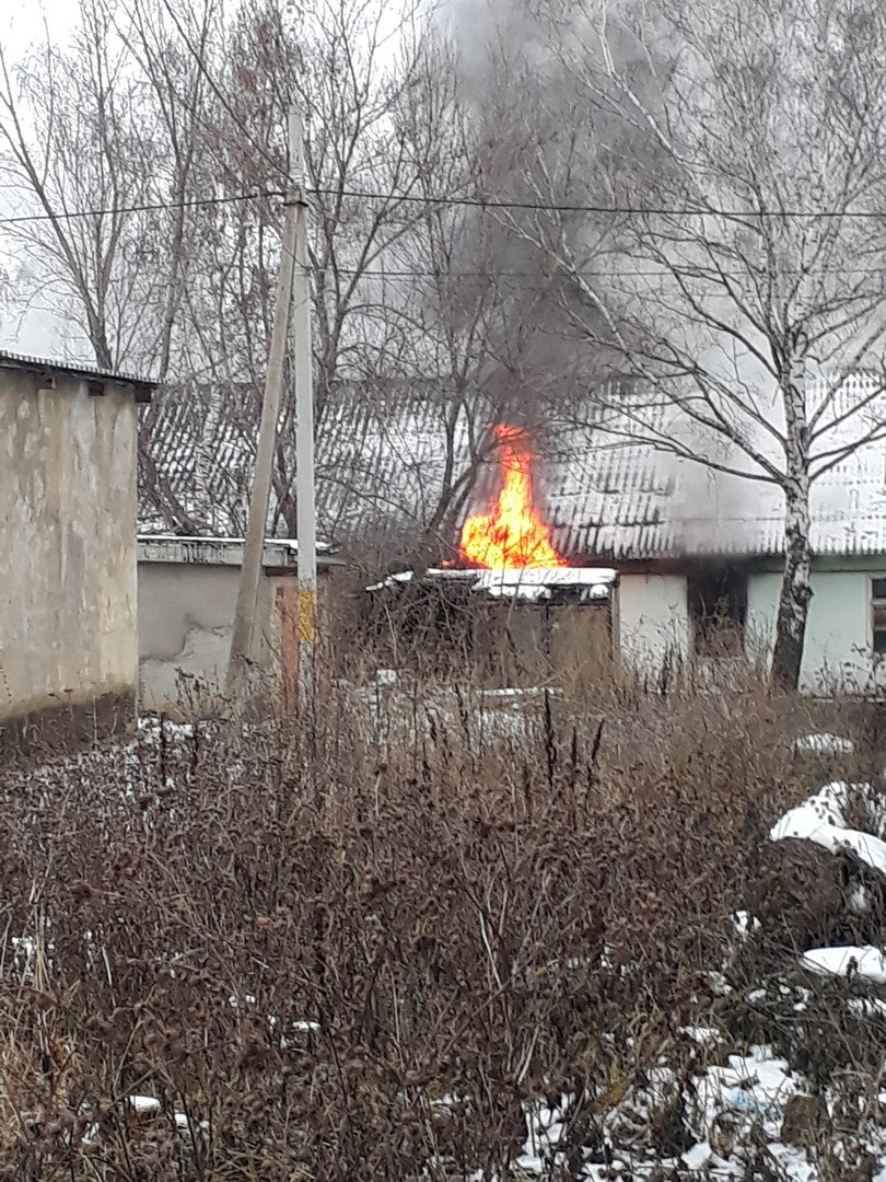 В Саранске горела крыша барака