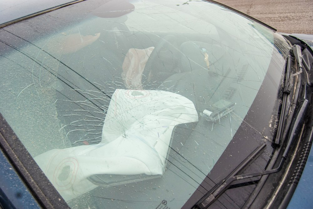 В Мордовии водитель врезался в столб и отправил своего пассажира в больницу