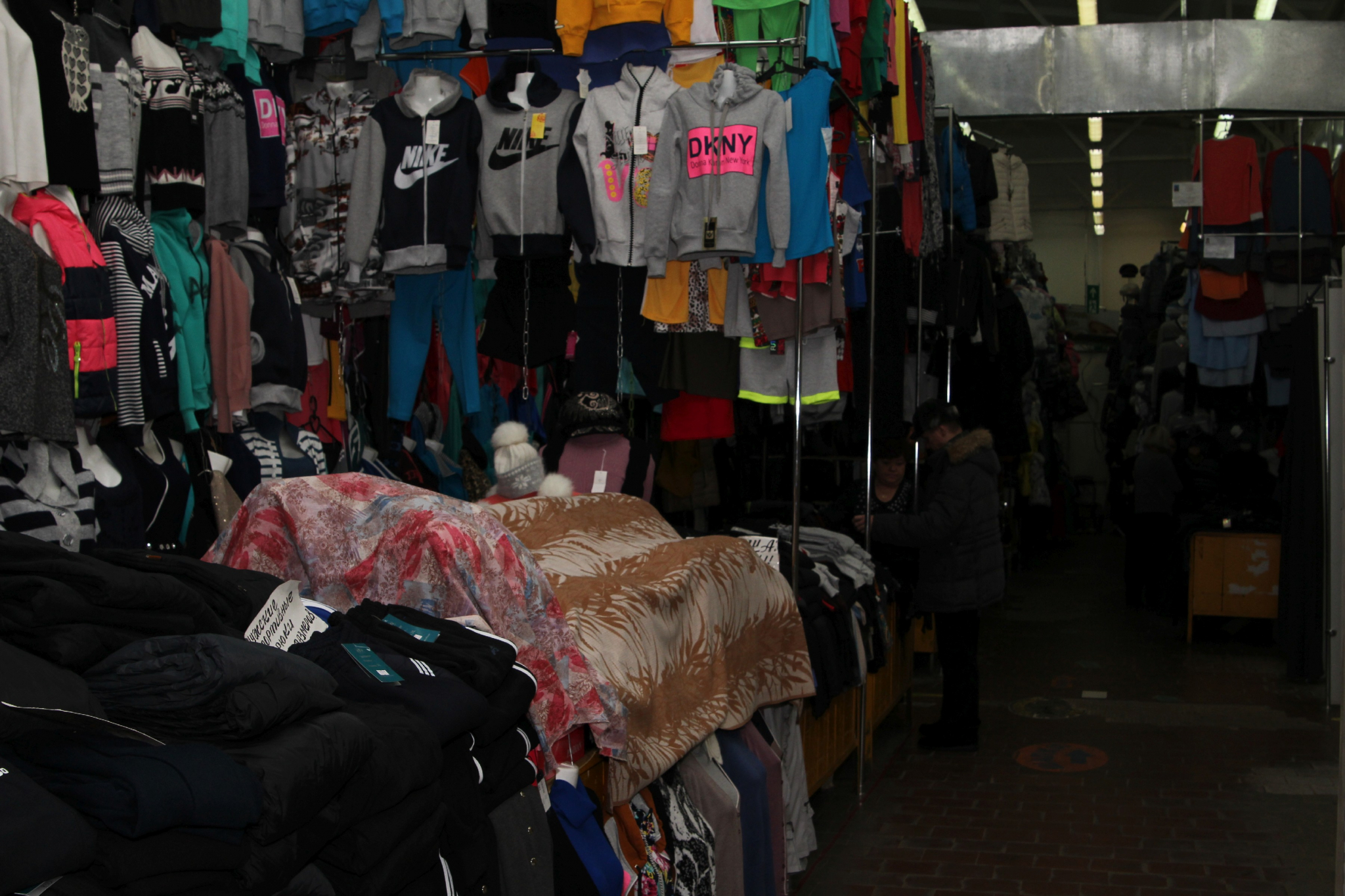 Житель Мордовии утащил пальто из торговой палатки на рынке