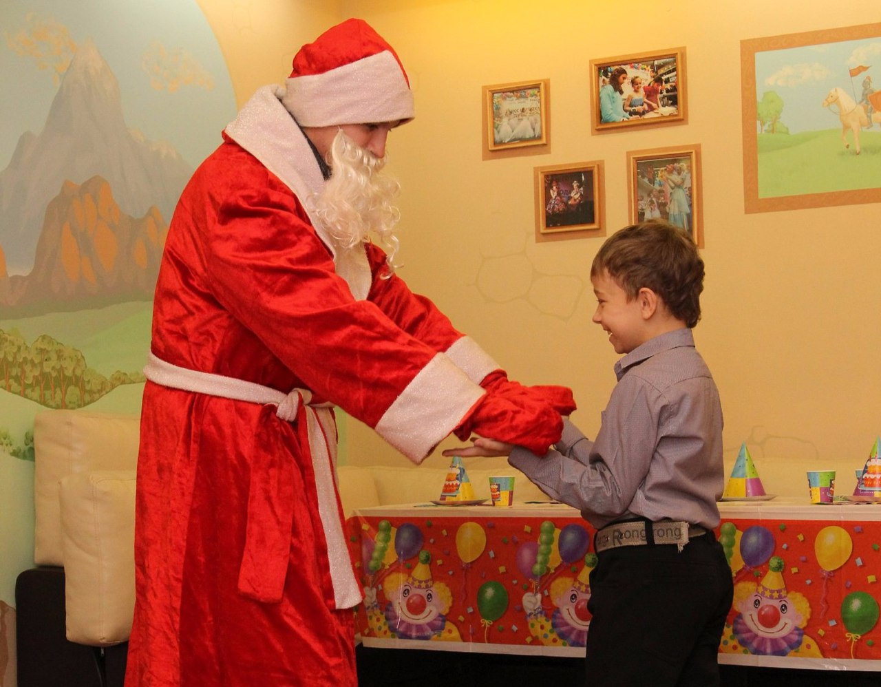 Мордовский Дед Мороз, Андрей Ивенин, поздравляет детей и взрослых с Новым Годом