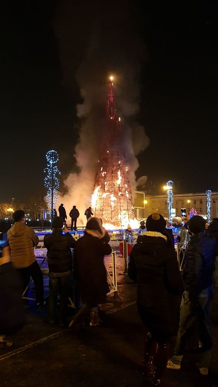Новости России: Главная елка Южно-Сахалинска сгорела из-за петарды