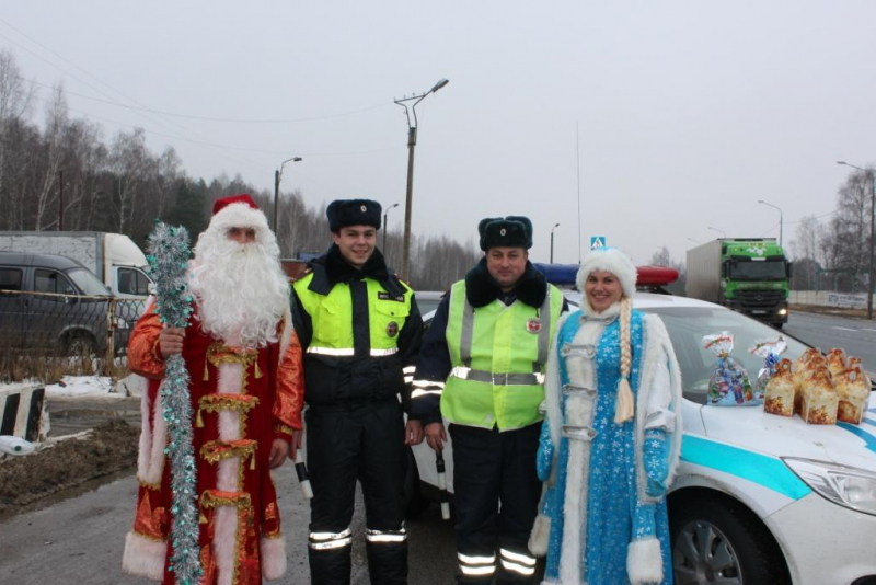 В Саранске Дед Мороз и Снегурочка поздравили водителей