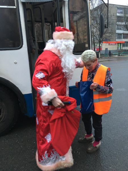 Патрульные Дед Мороз и Снегурочка напомнили жителям Саранска о соблюдении ПДД